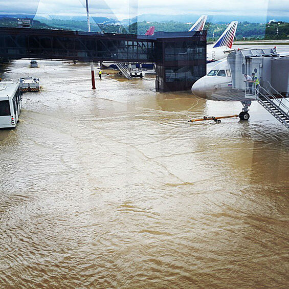"Дождь шел часов 5... в аэропорт можно зайти только в брод, поколено в воде, а в олимпийском парке можно плавать прямо между стадионами. А теперь взлет в поверхности воды)", - instagram.com/roman.ivanov.8