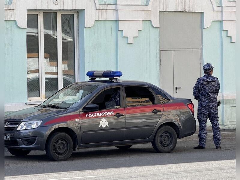 Росгвардейцы помогли женщине, которая поддалась на уловки мошенников