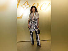 Актриса Зендая появилась в золотом костюме на шоу Louis Vuitton