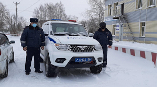 Новосибирские автоинспекторы оказали помощь водителю большегрузного автомобиля, съехавшего в кювет с 20 тоннами груза