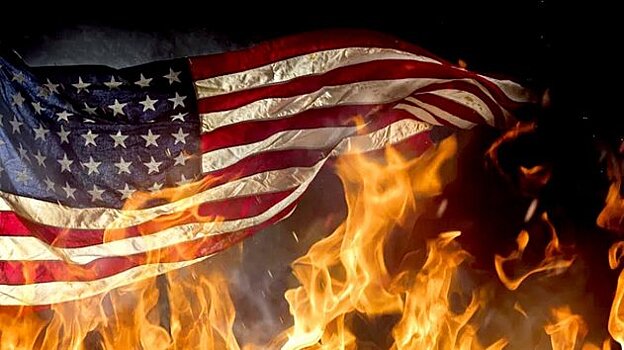В Америке начали поджигать дома на которых вывешены флаги США