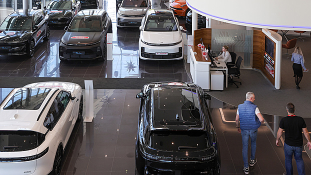 Новый утильсбор спровоцировал ажиотаж в автосалонах России