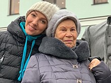 «Темный или светлый?»: 82-летняя бабушка Галины Боб примерила разные парики