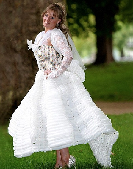 Возможно, платье из подручных материалов это очень творческий процесс, но выглядит оно на невесте немного нелепо.