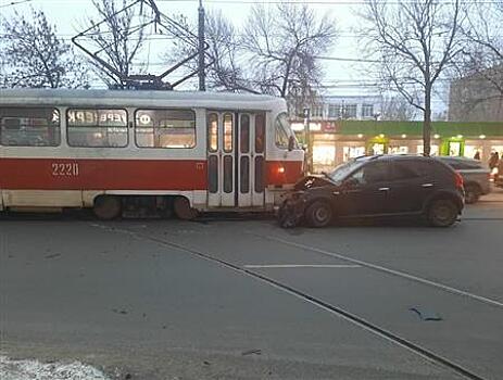 В Самаре у ТЦ "Аврора" легковушка врезалась в трамвай