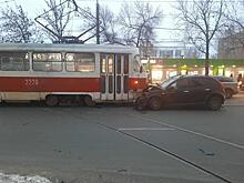 В Самаре у ТЦ "Аврора" легковушка врезалась в трамвай