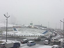 Начало коллапса: легкий снег накрывает пробки Владивостока