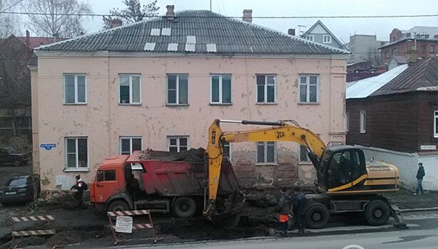 В центре Пензы водители испытывают трудности из-за коммунальной аварии