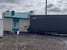 При сходе с рельсов двух вагонов в Забайкалье погиб человек