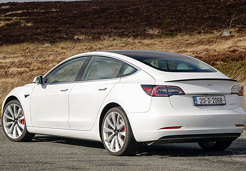 Стоимость зарядки Tesla в России сравнили с затратами на бензиновый автомобиль
