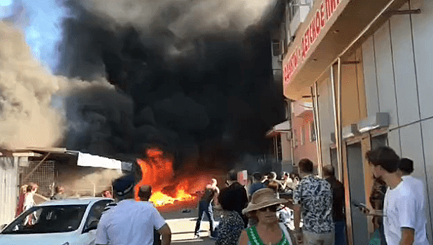 На рынке в Геленджике тушат большой пожар