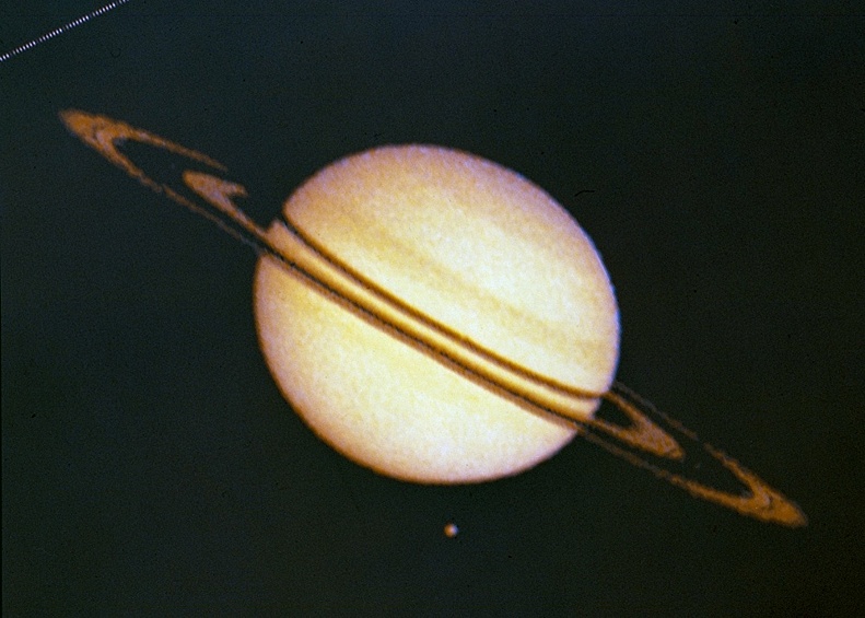 1 сентября 1979 года автоматическая межпланетная станция NASA Pioneer 11 впервые в истории пролетела вблизи Сатурна. Во время полета аппарат приблизился к слою максимальной облачности планеты на расстояние 21 000 км. Были получены изображения Сатурна и некоторых его спутников, однако их разрешение было недостаточно для того, чтобы разглядеть детали поверхности