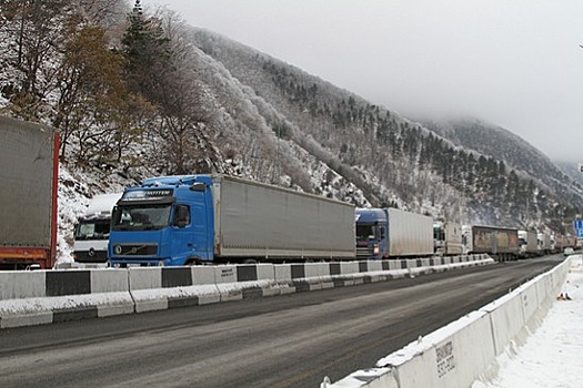 Военно-Грузинская дорога закрыта для проезда большегрузов