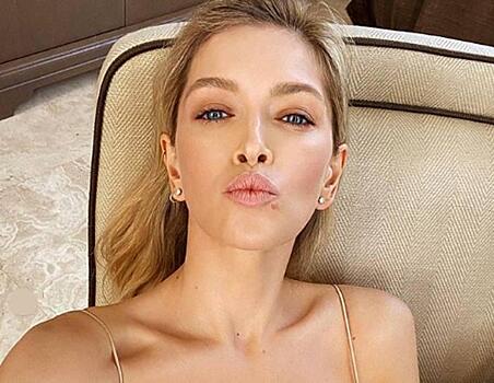 Брежнева в мини-бикини горячо посидела на заборе