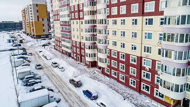 Водителям напомнили, кому запрещено парковаться во дворах жилых домов