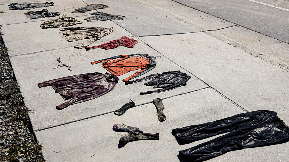 Грязная одежда сушится на тротуаре в штате Северная Каролина, 2 октября