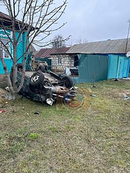 В Романовке погиб водитель, который снес металлический забор, а затем перевернул машину