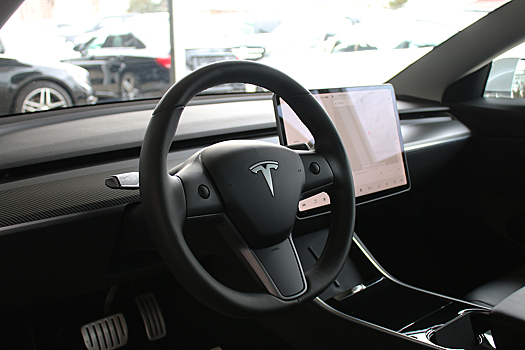 Tesla снимает подрулевые переключатели с самых доступных моделей