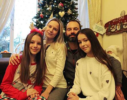 Щербакова и Плющенко поделились семейными снимками, Медведева отметила праздник с подругами. Новогодний обзор соцсетей фигуристов