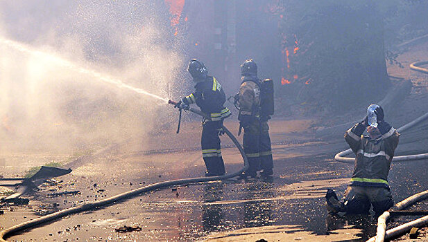 Пожарные продолжают работать на месте крупного пожара в Ростове
