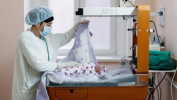 На выплаты по рождению первенца на Колыме в 2018 году направят более 40 млн рублей