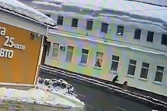 В российском городе лавина снега с крыши рухнула на семью с ребенком