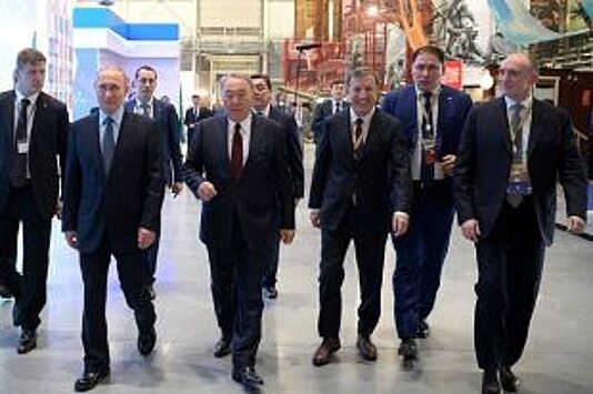 Дубровский провёл Путина по выставке «Развитие человеческого капитала»