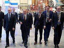 Дубровский провёл Путина по выставке «Развитие человеческого капитала»