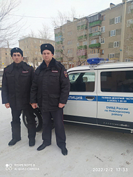 Полицейские в поселке Энергетик Оренбургской области пришли на помощь водителю, застрявшему в поле