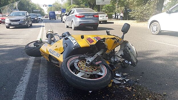 Байкер травмирован после столкновения на встречке в Алматы