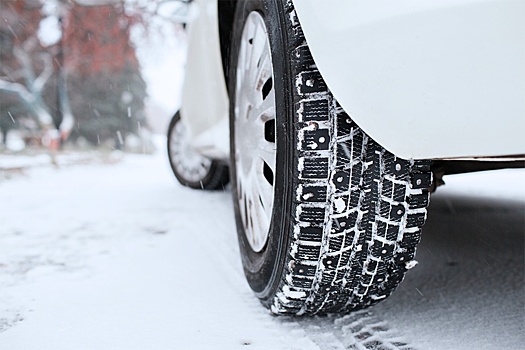 Чем грозит поездка снежной зимой на всесезонной резине: эксперт дал ответ