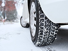 Чем грозит поездка снежной зимой на всесезонной резине: эксперт дал ответ