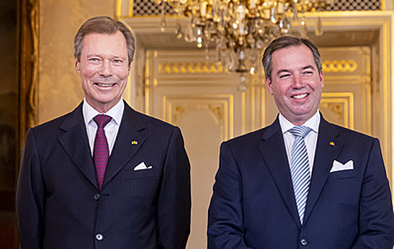 Случаи отречения монархов в пользу своих детей