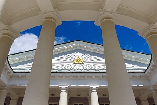 На каких знаменитых российских зданиях изображены символы масонов