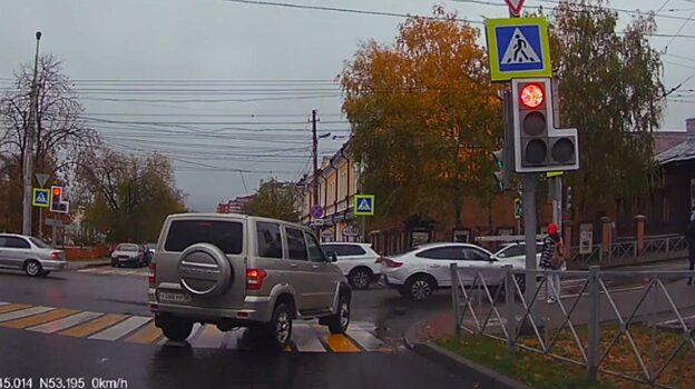 Водитель УАЗа забыл о правилах на ул. Володарского