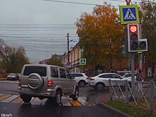 Водитель УАЗа забыл о правилах на ул. Володарского