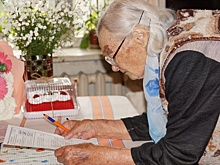 Столетняя жительница Магадана проголосовала на выборах