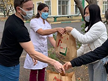 Акция «Спасибо врачам». Сотрудники саратовского гипермаркета передали в ГКБ№1 продукты