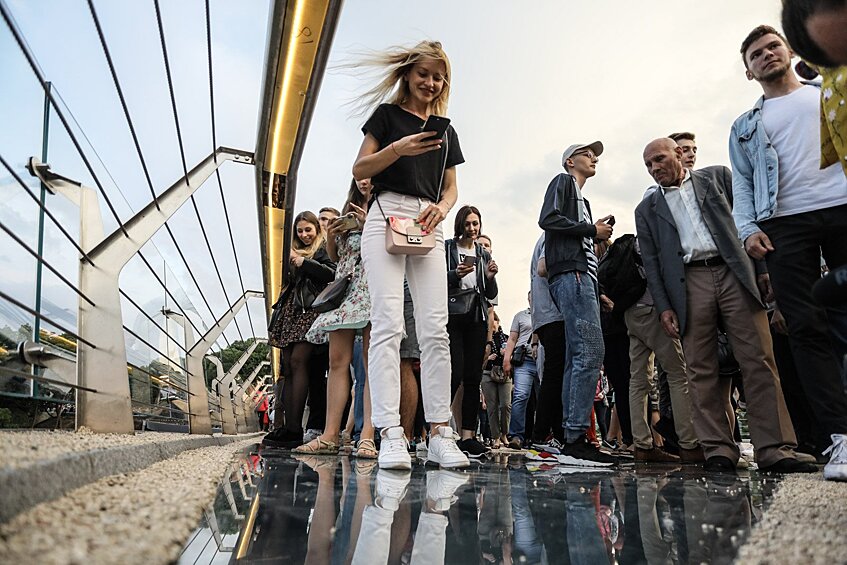 Новый пешеходный мост в центре Киева был открыт в субботу.