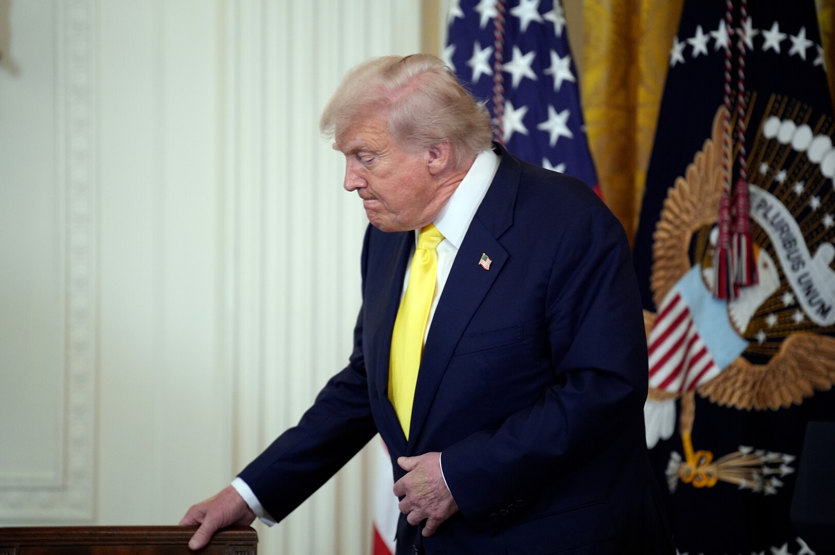 Это предупреждение: Трамп угрожал своему сотруднику