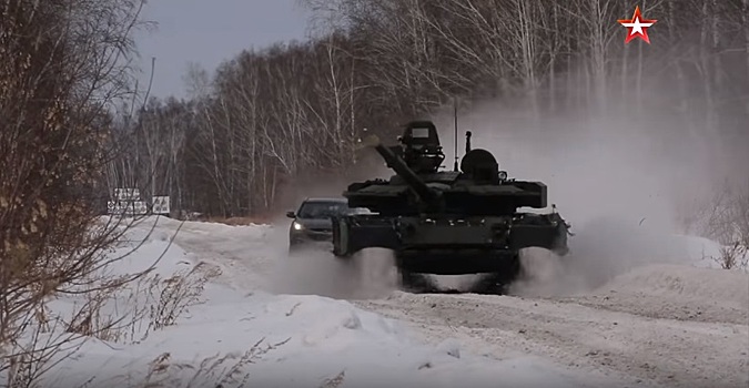 В Омске сняли на видео гонки танка и джипа