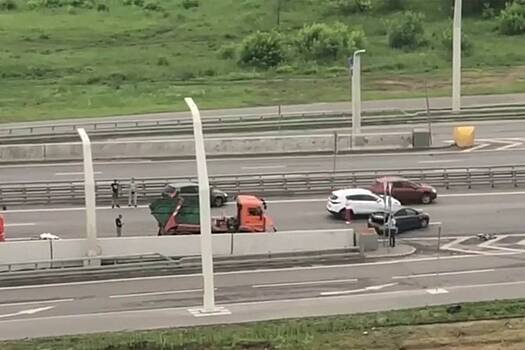 В Москве грузовик протаранил 16 автомобилей