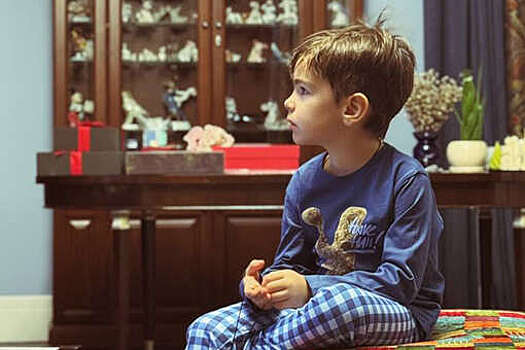 Жена юмориста Петросяна Брухунова сняла сына в домашнем интерьере