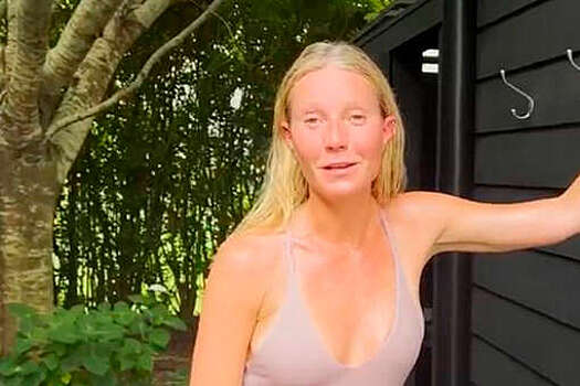 49-летняя Гвинет Пэлтроу показала фигуру в "голом" купальнике