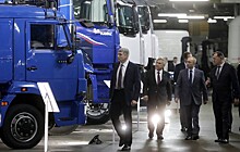 «Супер»: Путин оценил новейшие разработки «КамАЗа» и поставил на грузовике автограф — Daily Storm
