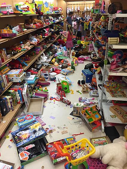 Дети уничтожили секцию игрушек благотворительного магазина, а их родители ничего не сделали.