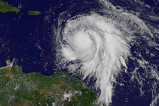 Ураган "Мария" ослаб до первой категории