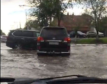 Элитные внедорожники Lexus и Toyota столкнулись во время ливня в Оренбурге