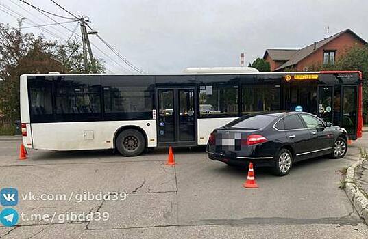 В Калининграде легковушка не уступила дорогу автобусу и врезалась в него, пострадала 71-летняя женщина