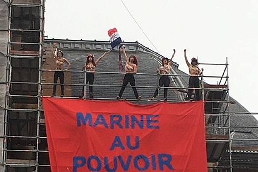 Femen провело акцию протеста перед избирательным участком Марин Ле Пен